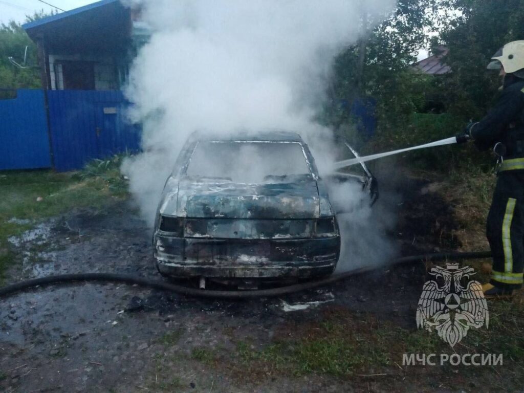 В Балашове по неизвестной причине сгорела легковушка - Новости Балашова и  Балашовского района