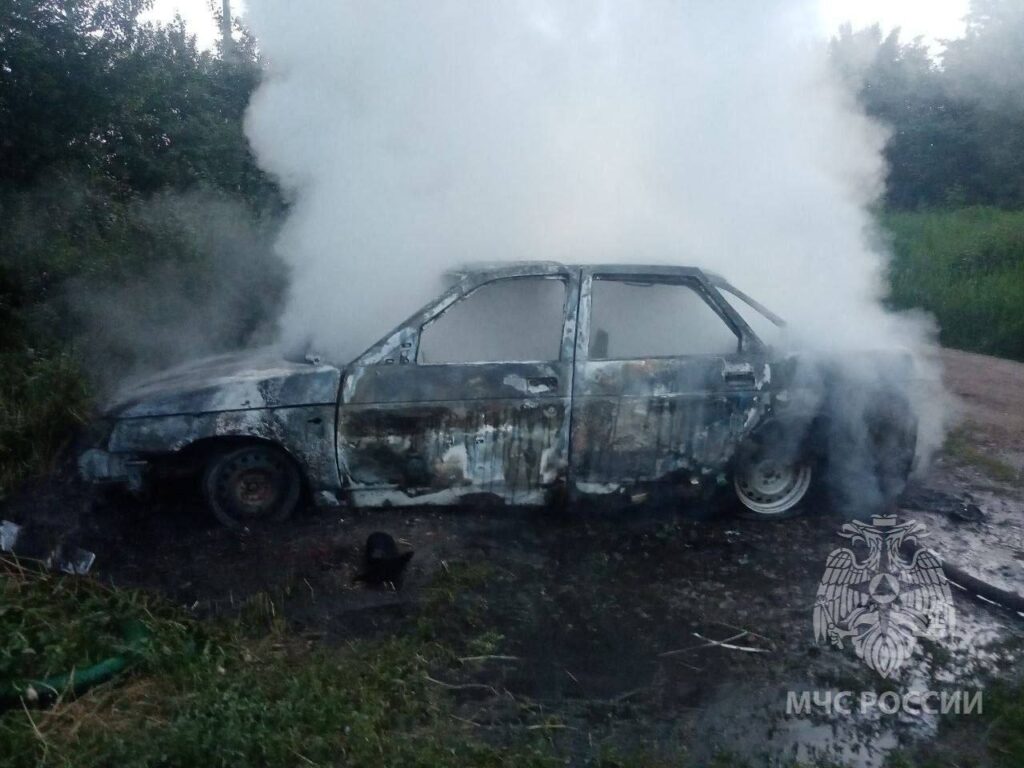 В Балашове по неизвестной причине сгорела легковушка - Новости Балашова и  Балашовского района