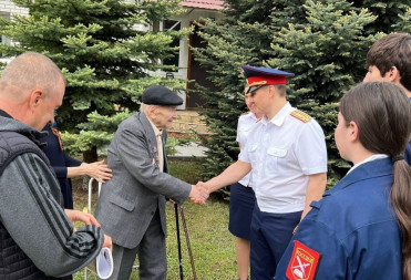 Руководитель следственного управления поздравил ветерана Великой Отечественной войны Александра Владимировича Шмачкова с Днем Победы