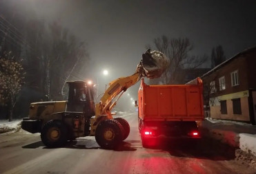 БАЛАШОВСКИЕ КОММУНАЛЬЩИКИ ПРОДОЛЖАЮТ ОЧИЩАТЬ ГОРОД ОТ СНЕГА