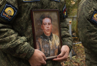 В СЕЛЕ ТЕРНОВКА БАЛАШОВСКОГО РАЙОНА ПРОШЛА ЦЕРЕМОНИЯ ЗАХОРОНЕНИЯ УЧАСТНИКА ВОВ ПЕТРА ЧЕНЦОВА