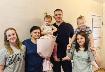 ОБЛАСТНОЙ ДЕПУТАТ АЛЕКСЕЙ КОЛЬЦОВ ПОЗДРАВИЛ МНОГОДЕТНУЮ МАМУ С ПРАЗДНИКОМ