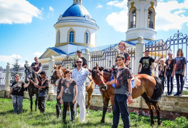 СПОРТСМЕНЫ БАЛАШОВСКОГО КОННОГО КЛУБА “ДРУЖИНА” ВЫСТУПИЛИ НА ПРЕСТОЛЬНОМ ПРАЗДНИКЕ В ЧИРИКОВО