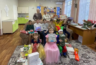 Педагоги Лицея в преддверии Нового года посетили ребят из ГБУ СО “Балашовский центр социальной помощи семье и детям “Семья” и передали подарки от учащихся школы.