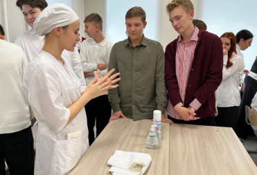ЛИЦЕИСТЫ ПОГРУЗИЛИСЬ В МИР МЕДИЦИНЫ НА СЕМИНАРЕ-ПРАКТИКУМЕ