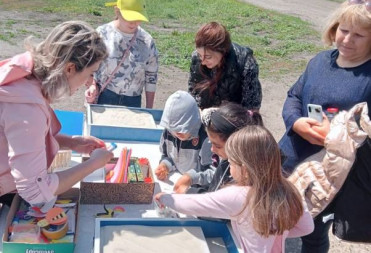 «ЧИТАЮЩИЙ КАМАЗ» КОЛЕСИТ ПО СЕЛАМ БАЛАШОВСКОГО РАЙОНА