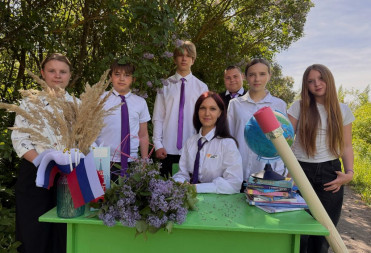 ШКОЛЬНИКИ ПОСЕЛКА ВЕТЕЛЬНЫЙ БАЛАШОВСКОГО РАЙОНА ПРИНЯЛИ УЧАСТИЕ В СИРЕНЕВОЙ ФОТОСЕССИИ