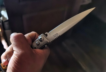 ПРОХОЖИЙ С НОЖОМ НАПАЛ НА ПЕНСИОНЕРА