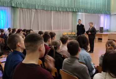 В Балашове полицейские с представителями общественности проводят профилактические мероприятия со школьниками в рамках общероссийской операции «Чистое поколение»
