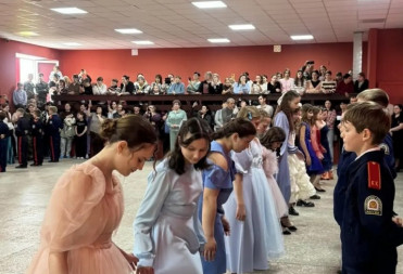 В БАЛАШОВСКОЙ ШКОЛЕ № 9 ПРОХОДЯТ КАДЕТСКИЕ БАЛЫ
