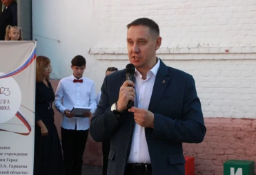 Областной парламентарий Сергей Гладков поздравил юных гимназистов