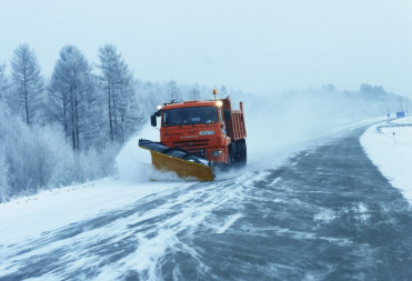 Днем 250 единиц спецтехники продолжили расчищать дороги области