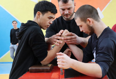 БАЛАШОВСКИЕ СТУДЕНТЫ ПОКАЗАЛИ СВОЮ СИЛУ