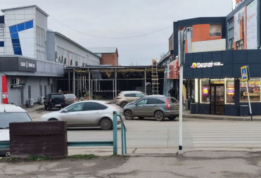 МЕЖДУ «АЙСБЕРГОМ» И «БАЗАРОМ» ДЕМОНТИРУЮТ НЕЗАКОННО ПОСТРОЕННЫЙ ПЕРЕХОД