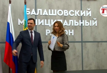 ОЛЕГ ДУБОВЕНКО ВРУЧИЛ ДЕНЕЖНЫЕ СЕРТИФИКАТЫ МОЛОДЫМ СЕМЬЯМ