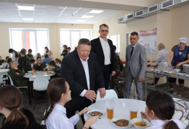 Николай Панков провёл приём граждан в Балашове и побывал в школе №9