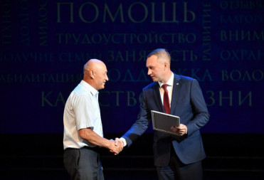 Губернатор Роман Бусаргин наградил социальных работников в их профессиональный праздник