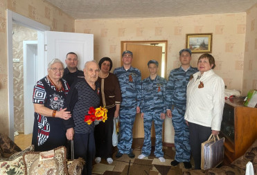 Балашовские сотрудник полиции, общественники и школьники поздравили труженика тыла с наступающим Днём Победы
