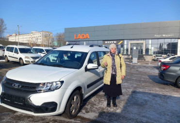 МНОГОДЕТНАЯ СЕМЬЯ ИЗ БАЛАШОВА ПОЛУЧИЛА НОВЫЙ АВТОМОБИЛЬ