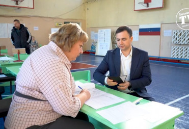 В ГОЛОСОВАНИИ ПРИНЯЛ УЧАСТИЕ ГЛАВА БАЛАШОВСКОГО РАЙОНА ОЛЕГ ДУБОВЕНКО