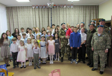 ЕСТЬ ТАКАЯ ТРАДИЦИЯ У ДЕСАНТНИКОВ НА НОВЫЙ ГОД ДЕТЕЙ ПОЗДРАВЛЯТЬ