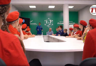 КАК БАЛАШОВСКИЕ ЮНАРМЕЙЦЫ ПООБЩАЛИСЬ С КОСМОНАВТОМ АНДРЕЕМ ФЕДЯЕВЫМ