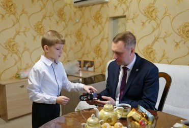 Роман Бусаргин побывал в Балашове в гостях у семьи нашего военнослужащего Алексея Б.