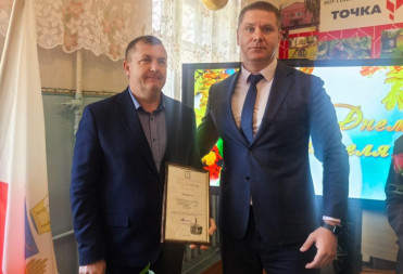 ДЕПУТАТ ОБЛДУМЫ АЛЕКСЕЙ КОЛЬЦОВ ПОЗДРАВИЛ ПЕДАГОГОВ СВОЕЙ РОДНОЙ ШКОЛЫ