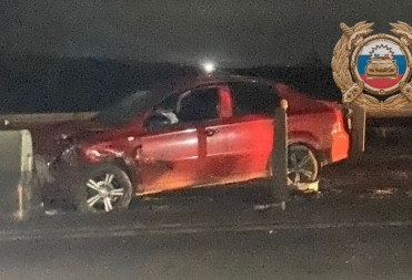 ДЕВУШКА НА ИНОМАРКЕ ВЪЕХАЛА В БЕТОННЫЙ БЛОК