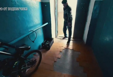 ПЕНСИОНЕР МИНИСТЕРСТВА ОБОРОНЫ ЖАЛУЕТСЯ НА БЕЗОБРАЗНЫЙ РЕМОНТ В ПОДЪЕЗДЕ ЕГО ДОМА