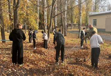 СПОРТСМЕНЫ ЦЕНТРА ЕДИНОБОРСТВ АРХАНГЕЛ МИХАИЛ ВМЕСТЕ С НАСТАВНИКАМИ, РОДИТЕЛЯМИ И ДЕПУТАТОМ ОБЛАСТНОЙ ДУМЫ АЛЕКСЕЕМ КОЛЬЦОВЫМ ВЫШЛИ НА СУББОТНИК