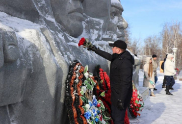МИХАИЛ ЗАХАРОВ ПРИНЯЛ УЧАСТИЕ В ВОЗЛОЖЕНИИ ЦВЕТОВ У МОНУМЕНТА СЛАВЫ
