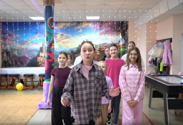 КОМПАНИЯ ЮНКОРОВ «КЛАССНОЙ РАБОТЫ» ПОСЕТИЛА ДЕТСКИЙ ЗАЛ «РАДУГА»