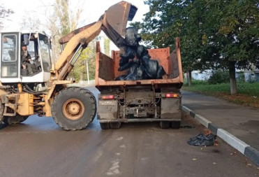 В БАЛАШОВСКОМ РАЙОНЕ ПОСЛЕ СУББОТНИКА УСИЛИЛИ РАБОТУ ПО ВЫВОЗУ МУСОРА
