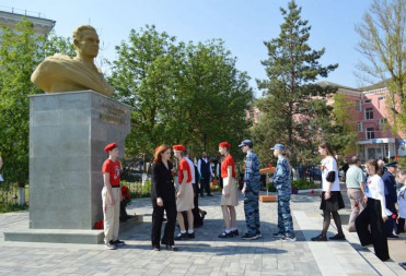 ТОРЖЕСТВЕННЫЙ МИТИНГ У ПАМЯТНИКА ГЕРОЯ