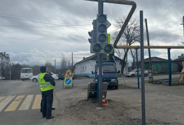 НА ПЕРЕСЕЧЕНИИ УЛИЦ УРИЦКОГО И ПУГАЧЕВСКОЙ УСТАНАВЛИВАЮТ СВЕТОФОРЫ