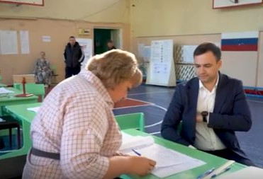 В ГОЛОСОВАНИИ ПРИНЯЛ УЧАСТИЕ ГЛАВА БАЛАШОВСКОГО РАЙОНА ОЛЕГ ДУБОВЕНКО