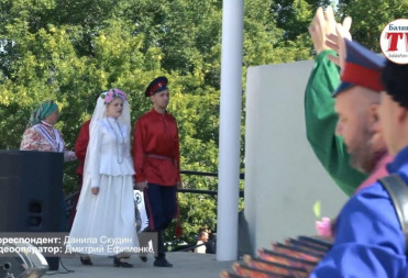 В БАЛАШОВЕ В ПАРКЕ КУЙБЫШЕВА КАЗАКИ СЫГРАЛИ СВАДЬБУ