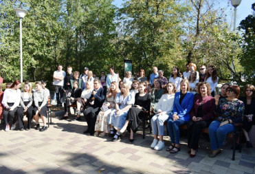 В ГОРОДСКОМ ПАРКЕ СТУДЕНТЫ ЧИТАЛИ СТИХИ ПУШКИНА