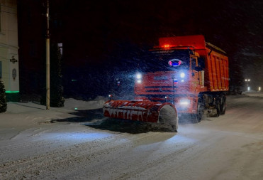 НА УЛИЦАХ БАЛАШОВА ПРОДОЛЖАЕТСЯ БОРЬБА СО СНЕГОМ