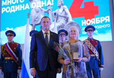 БАЛАШОВСКАЯ ОБЩЕСТВЕННИЦА СВЕТЛАНА ЧАЛОВА ПОЛУЧИЛА МЕДАЛЬ ИЗ РУК ГУБЕРНАТОРА РОМАНА БУСАРГИНА