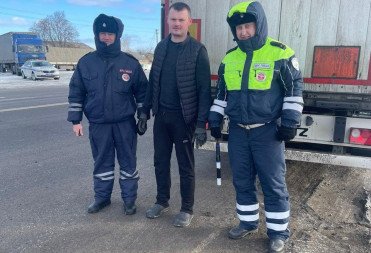 В Балашове сотрудники Госавтоинспекции оказали помощь водителю грузового автомобиля, попавшему в сложную дорожную ситуацию