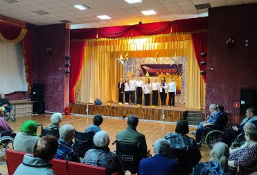 Жителям Балашовского дома-интерната подарили тепло и доброту учащиеся СОШ № 12