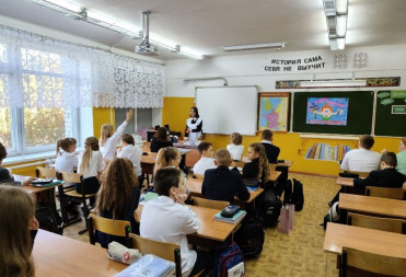 ДЕНЬ САМОУПРАВЛЕНИЯ: ОДИННАДЦАТИКЛАССНИКИ ВЗЯЛИ ШКОЛЫ ПОД СВОЙ КОНТРОЛЬ