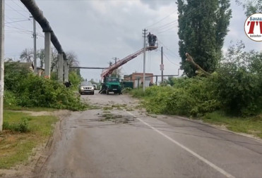 В БАЛАШОВЕ УСТРАНЯЮТ ПОСЛЕДСТВИЯ УРАГАНА