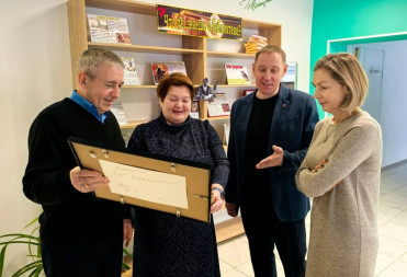 СЕРГЕЙ ГЛАДКОВ ПЕРЕДАЛ В МОДЕЛЬНУЮ БИБЛИОТЕКУ БАЛАШОВА ЦЕННЫЙ ПОДАРОК