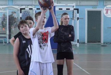 КОМАНДА БАСКЕТБОЛИСТОВ ИЗ ГОРОДСКОЙ ШКОЛЫ НОМЕР 12 ПОКАЗЫВАЕТ ОТЛИЧНЫЕ РЕЗУЛЬТАТЫ