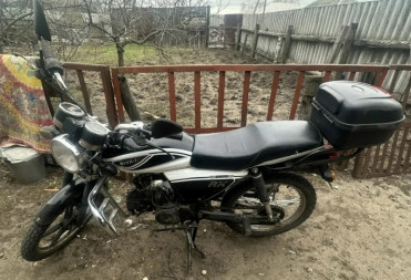 В РОМАНОВКЕ ПОЛИЦЕЙСКИМИ УСТАНОВЛЕН УГОНЩИК МОПЕДА