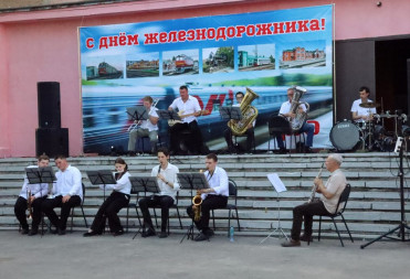 В БАЛАШОВЕ ТРУЖЕНИКОВ СТАЛЬНЫХ МАГИСТРАЛЕЙ ПОЗДРАВИЛИ НА ВЕЧЕРНЕМ МЕРОПРИЯТИИ