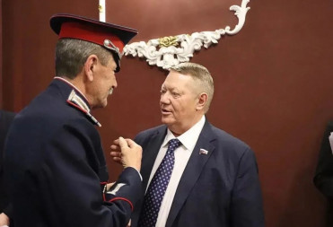 НИКОЛАЙ ПАНКОВ С ЖИТЕЛЯМИ ПРОКОНТРОЛИРУЕТ РЕМОНТНЫЕ РАБОТЫ В БАЛАШОВЕ